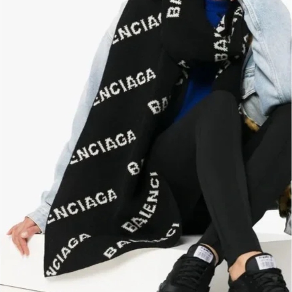 Balenciaga reversible Black and White Wool scarf - Picture 7 of 7